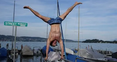 Fortgeschrittener Calisthenics Athlet am Reck